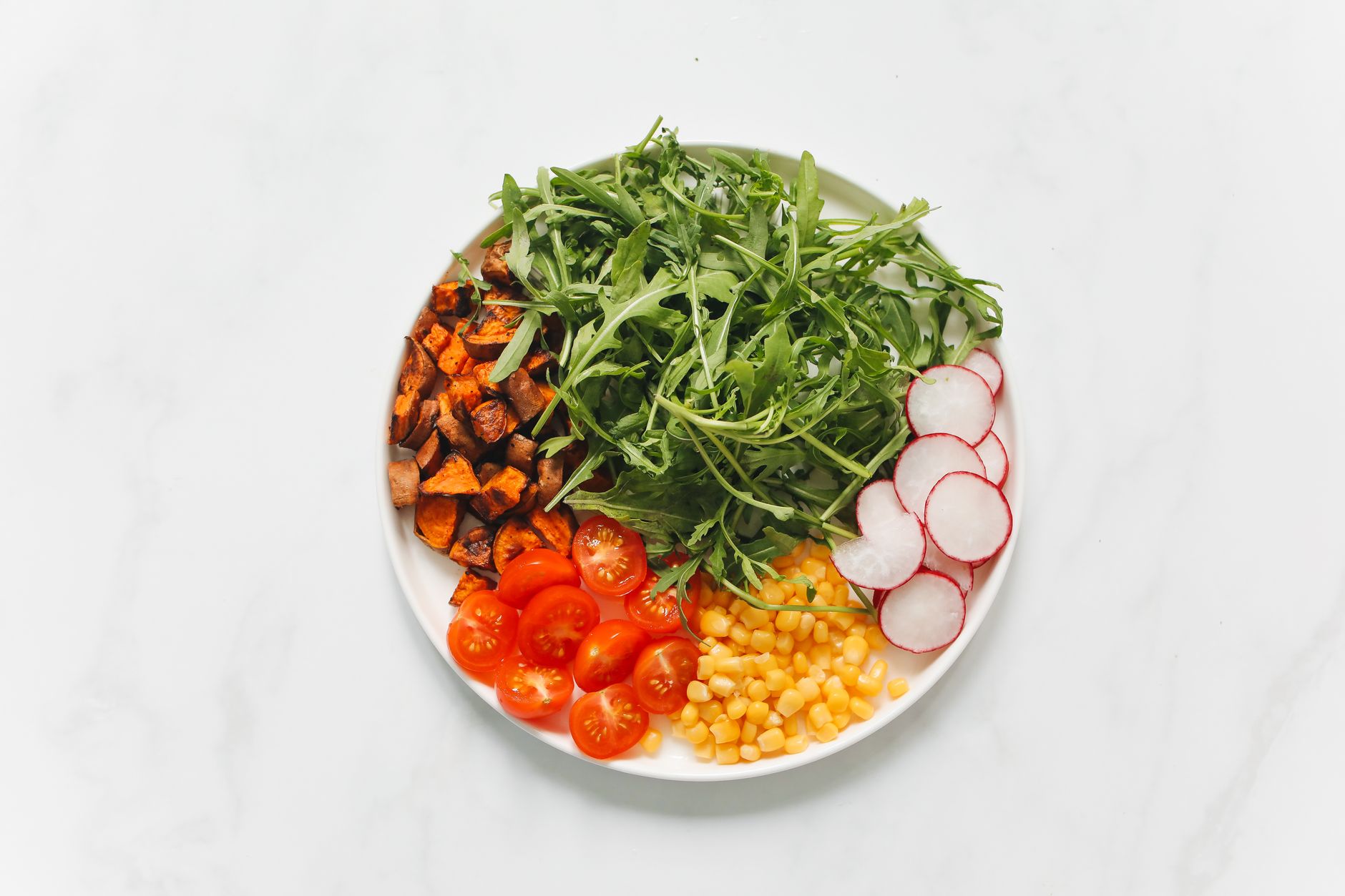 Visual illustration for storing salads for meal prep
