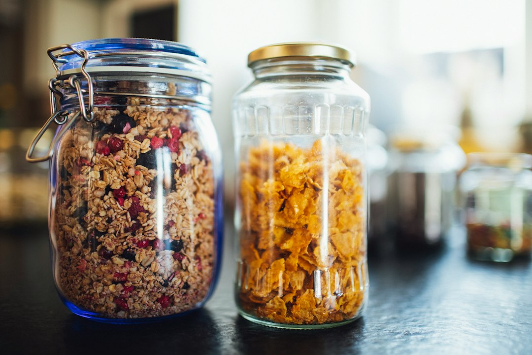 Visual illustration for vacuum sealing vs airtight containers